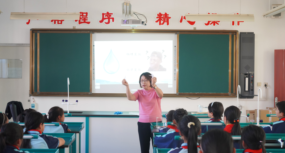 “藍(lán)曉科技·與愛同行”關(guān)愛鄉(xiāng)村兒童愛心科普進(jìn)校園公益活動