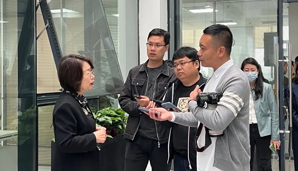 巾幗奮進(jìn)新征程，婦聯(lián)媒體采訪團(tuán)走進(jìn)藍(lán)曉科技